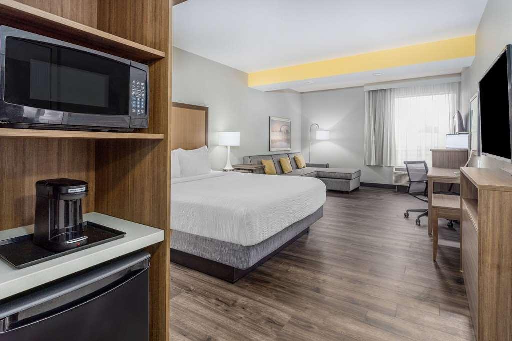 La Quinta Inn & Suites By Wyndham 밸도스타 객실 사진