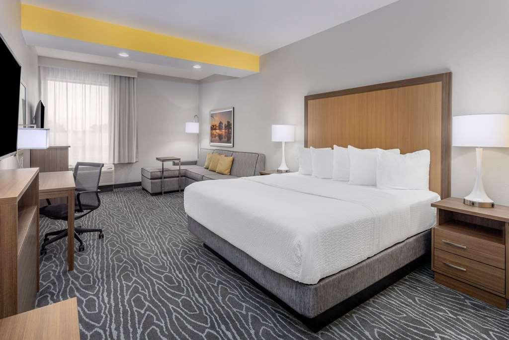 La Quinta Inn & Suites By Wyndham 밸도스타 객실 사진