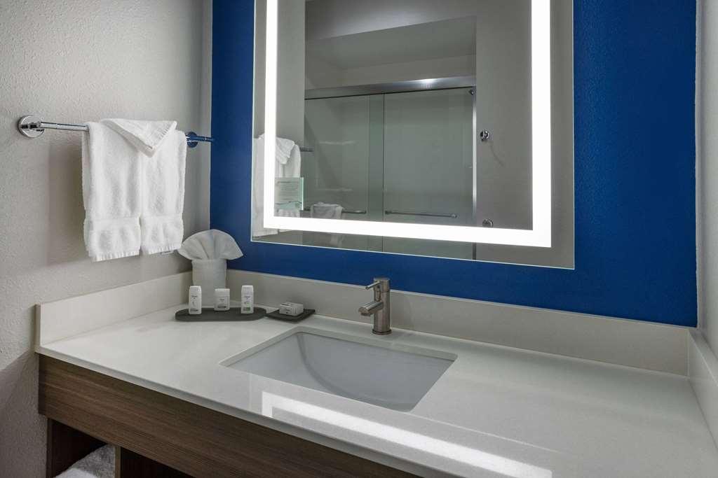 La Quinta Inn & Suites By Wyndham 밸도스타 객실 사진