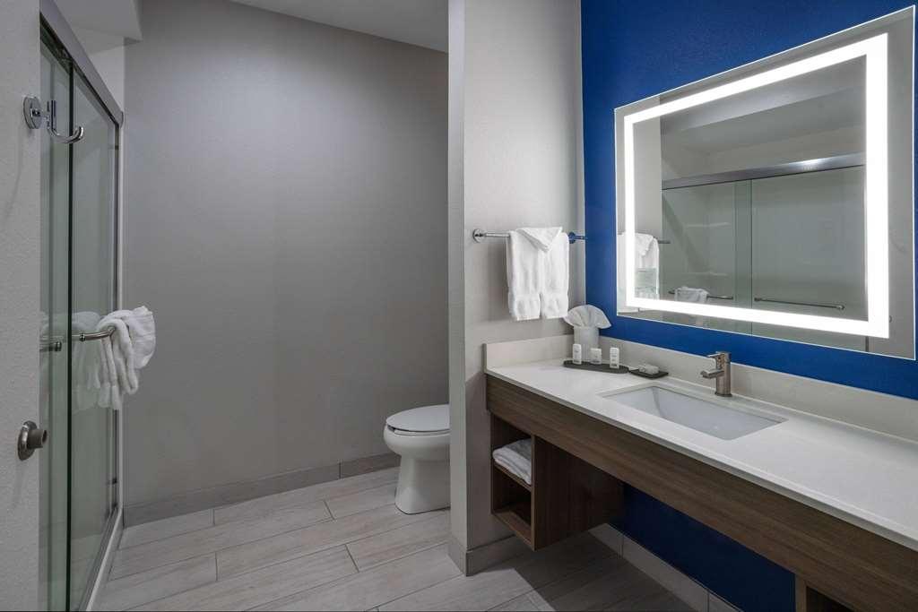 La Quinta Inn & Suites By Wyndham 밸도스타 객실 사진