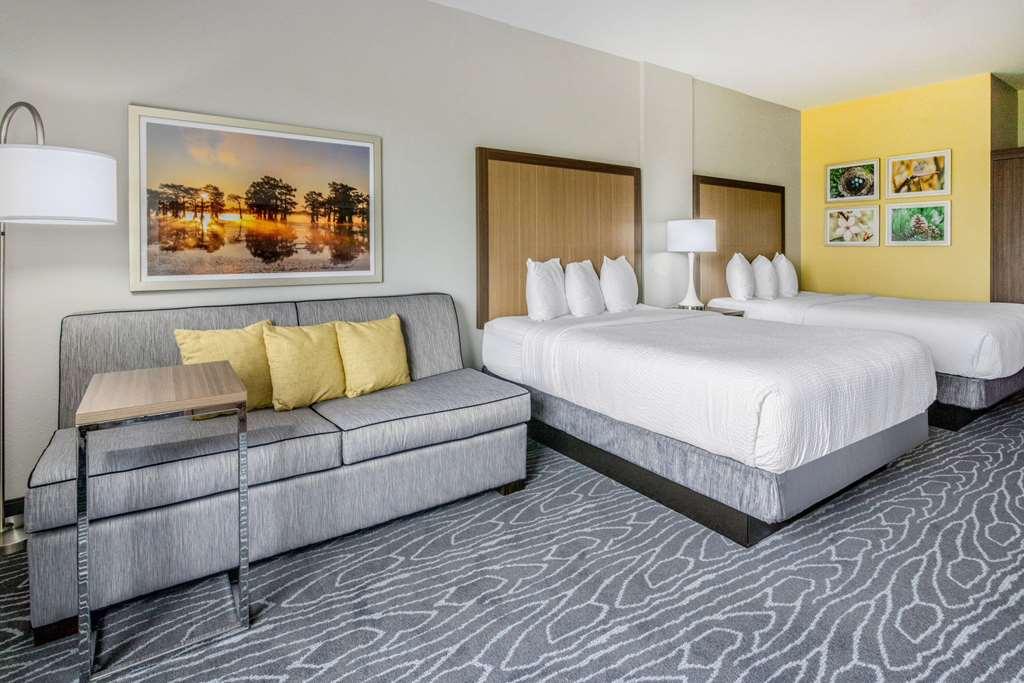 La Quinta Inn & Suites By Wyndham 밸도스타 객실 사진
