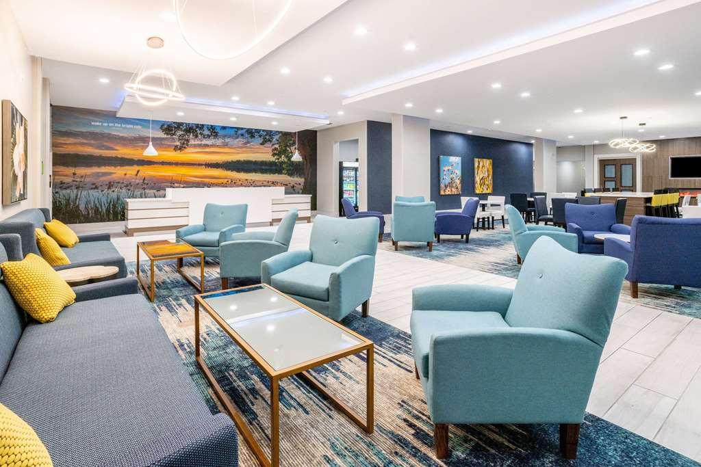 La Quinta Inn & Suites By Wyndham 밸도스타 내부 사진
