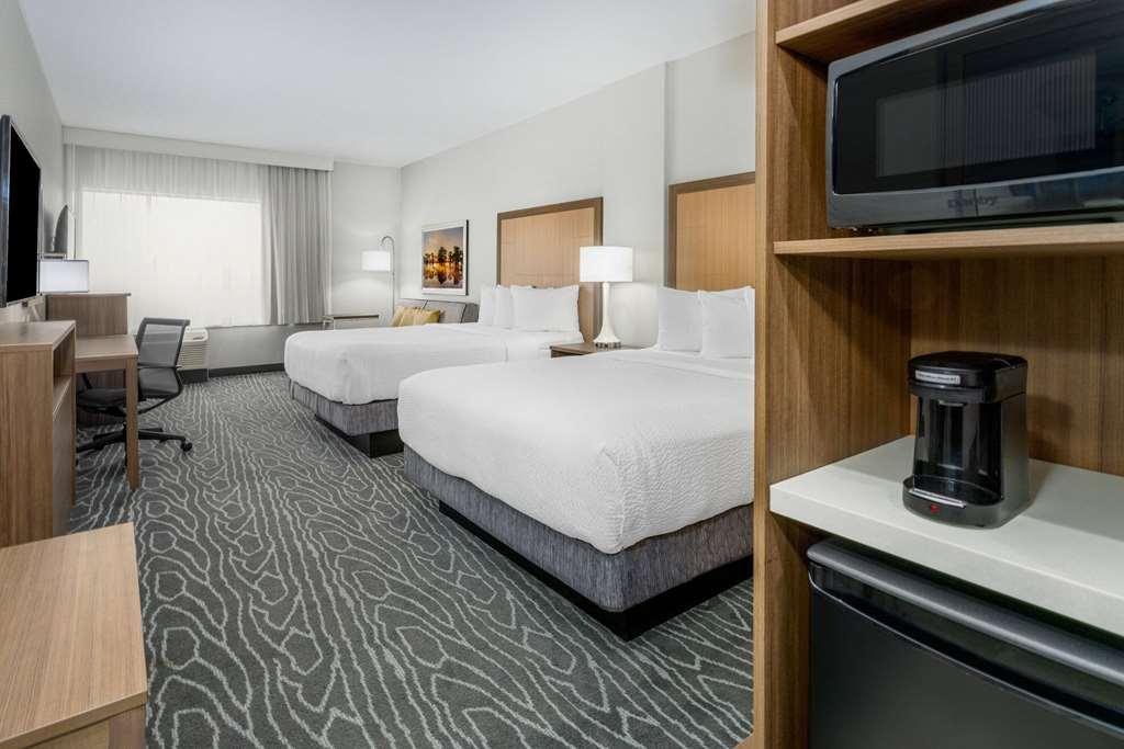 La Quinta Inn & Suites By Wyndham 밸도스타 객실 사진